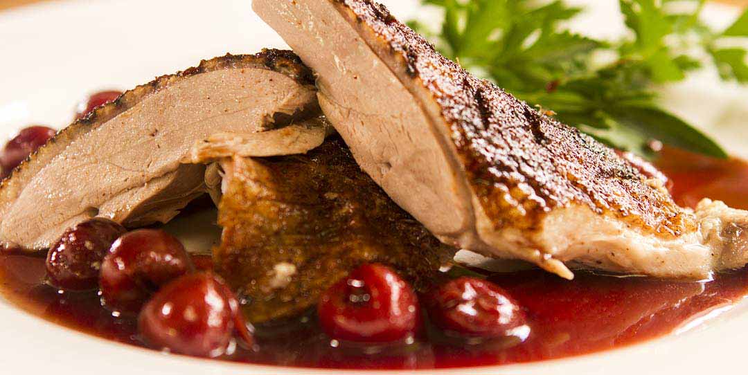 https://recipe30.com/wp-content/uploads/2016/10/duck-roast-with-cherries.jpg