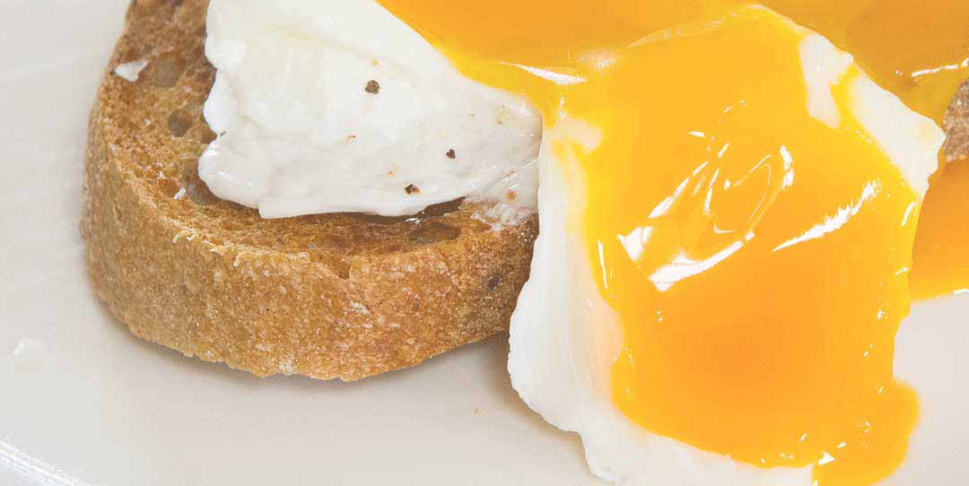 https://recipe30.com/wp-content/uploads/2016/10/how-to-poach-an-egg-1.jpg