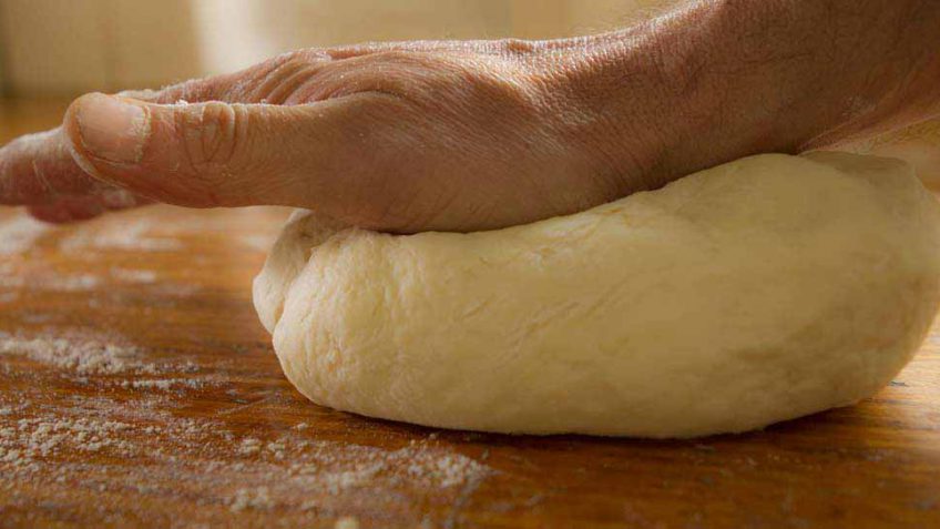 How to make pizza dough by hand