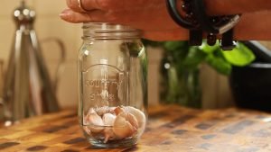 How to peel garlic easily