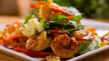 Warm salad with shrimps or prawns