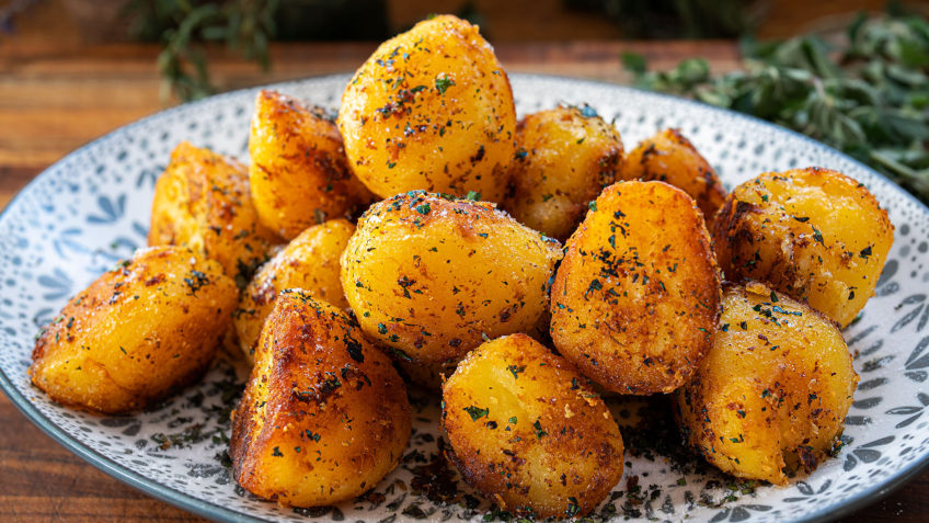 Greek Roasted Lemon and Garlic Potatoes - Easy Meals with Video Recipes ...