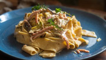 Creamy Pappardelle Pasta with Bacon, Leeks, and Mushrooms