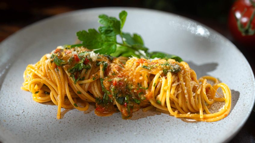 ONE PAN Garlic Tomato Pasta